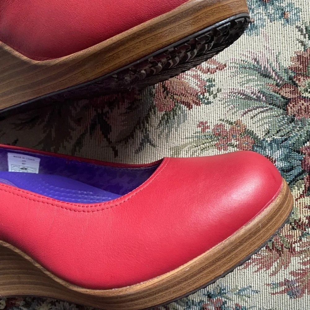 Crocs A-Leigh Leather Red Close Toe Wood Tone Stacked Platform Wedge Shoes 7W